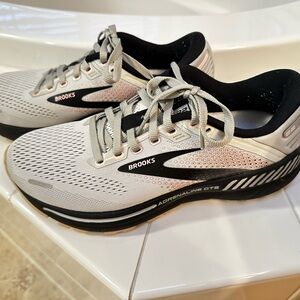 Brooks Womens Size 7.5